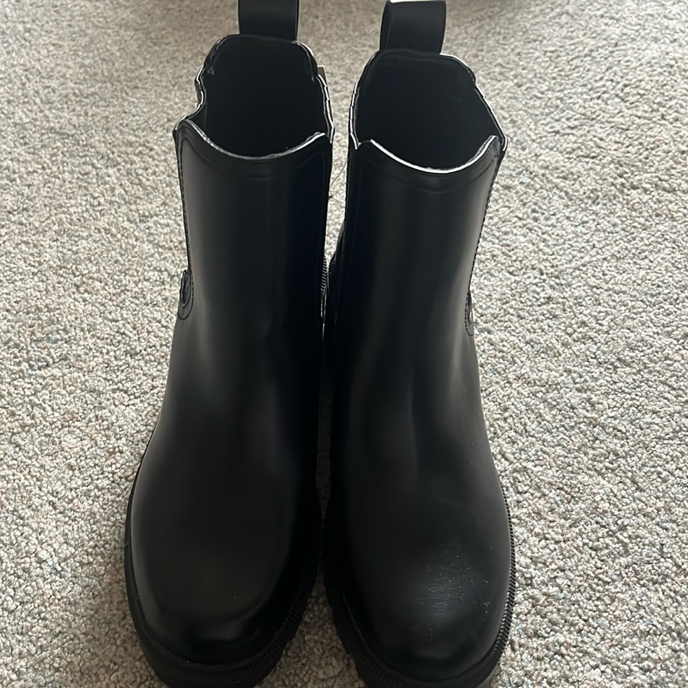 Universal Thread black boots